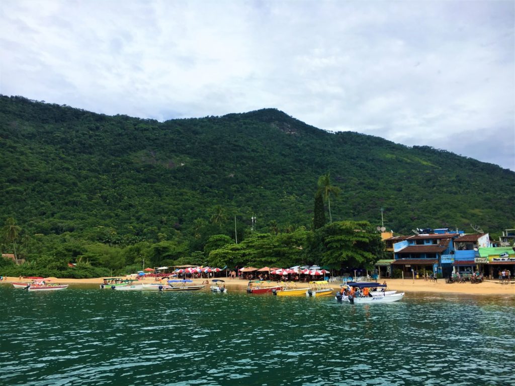Vila de Abraão vista do cais em Ilha Grande