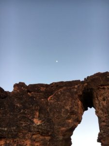 Entardecer com lua no Portal da Chapada das Mesas