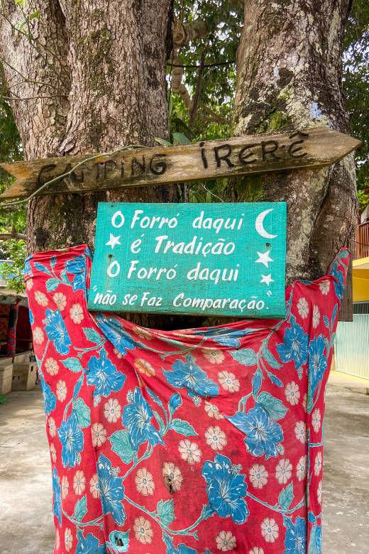Placa com dizeres sobre o Forró de Itaúnas