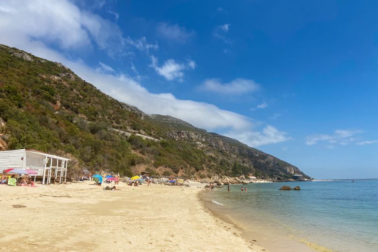 Paisagem da praia de Galapinhos com a Serra da Arrábida ao fundo