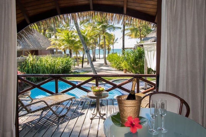 Quarto com vista para praia e piscina