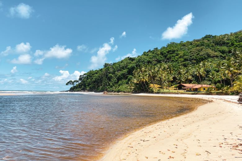 Encontro do rio Jeribucaçu com o mar