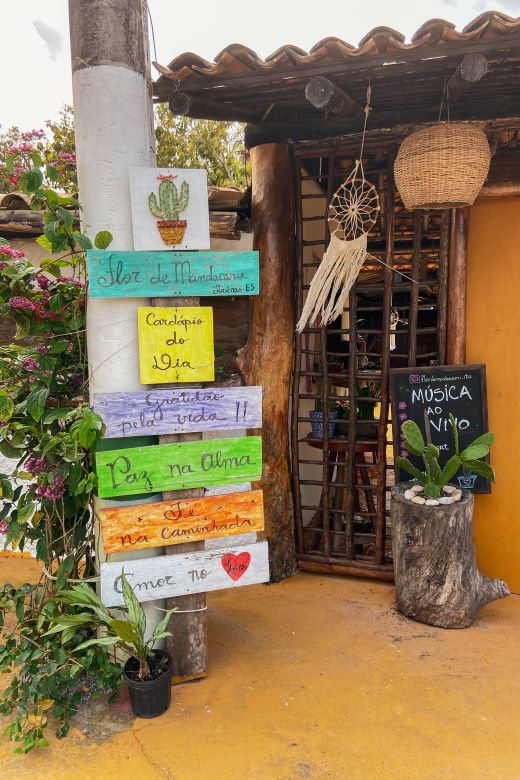 Placa de um bar com música ao vivo em Itaúnas