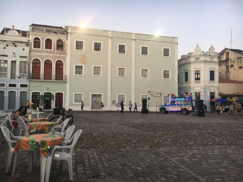 Mesas na rua no Pátio São Pedro