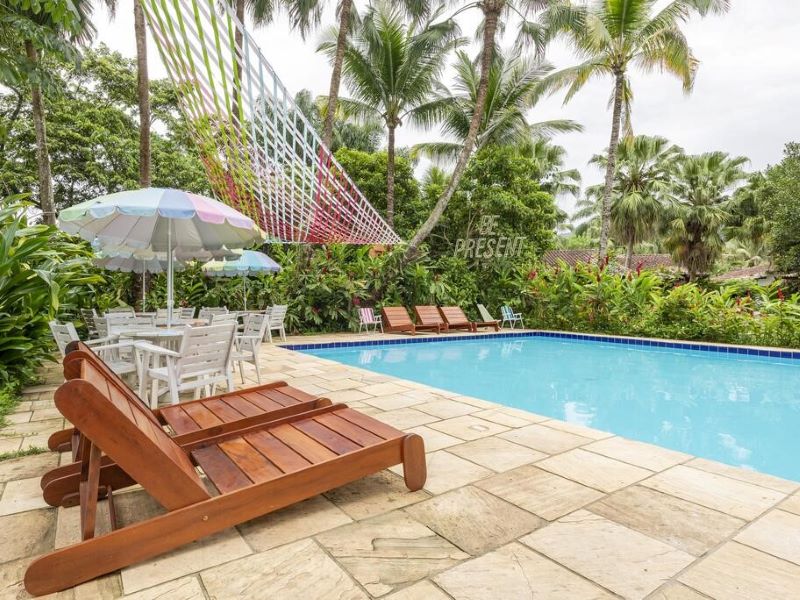 Área de lazer com piscina no Selina Paraty