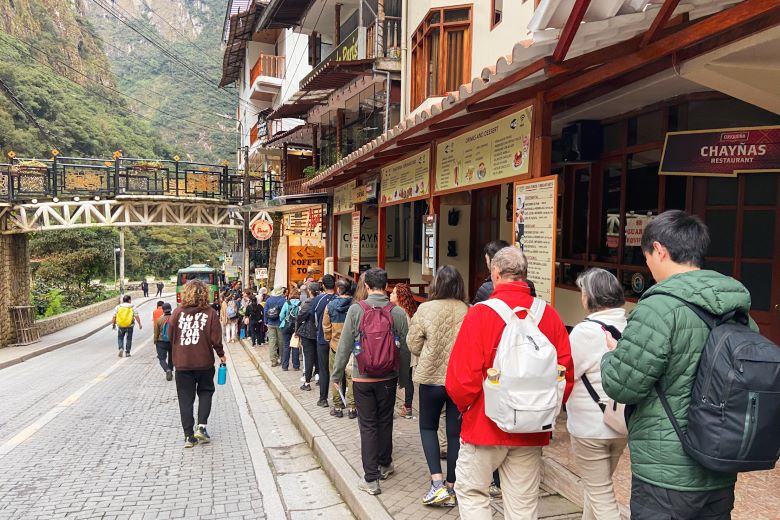 Como chegar em Machu Picchu: fila de ônibus em Águas Calientes