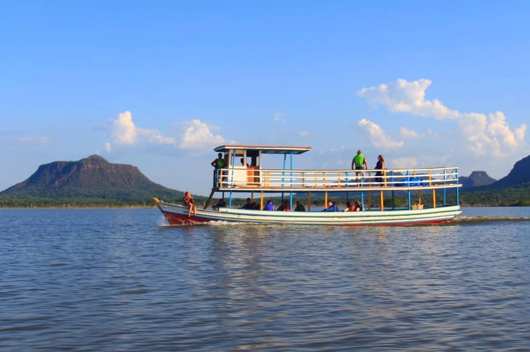 Passeio de barco no rio Tocantins, em Carolina