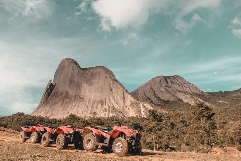 Quadriciclos com a Pedra Azul ao fundo