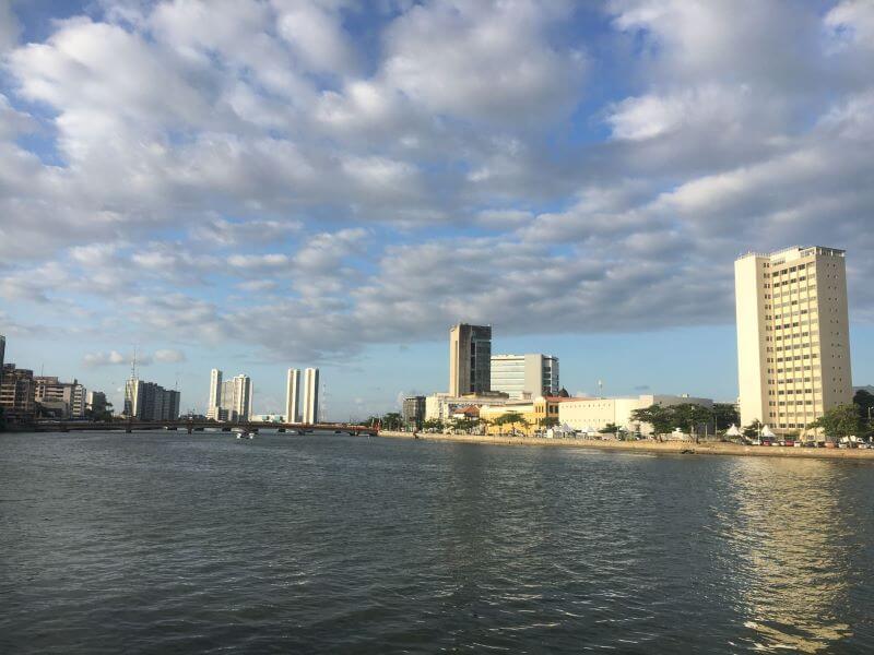 Rio Capibaribe visto de uma das 5 pontes de Recife Antigo