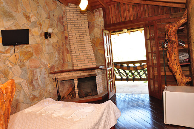 Quarto com lareira na Pousada Peterle