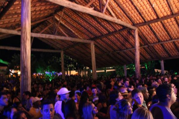 Bar do Forró cheio durante o Réveillon de Itaúnas