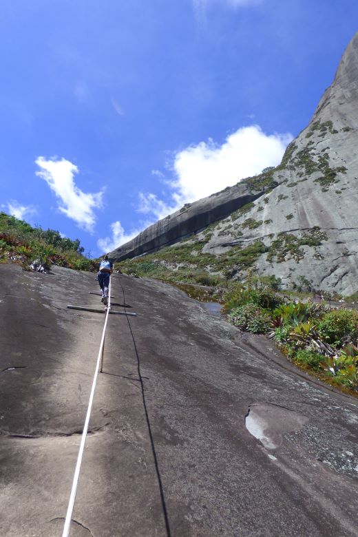 Subida na corda na trilha da Pedra Azul