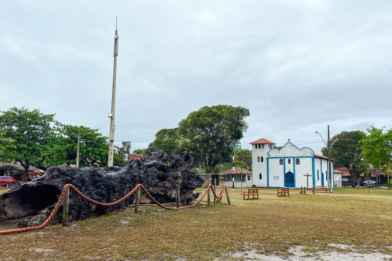 Tronco bicentenário na praça da vila de Itaúnas